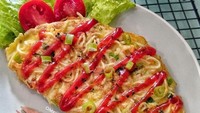 Wah, omelet mie yang satu ini sengaja dibuat berukuran tipis. Jadi mirip dengan crepes, ya. Selain mie dan telur, akun @miaharmoniati.putri juga menambahkan irisan bawang daun. Tampilannya jadi makin menarik karena diberi saus sambal. Foto: Instagram