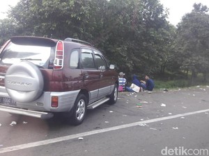 Rest Area Km 33 Tol Cikampek Padat, Pemudik Parkir di Bahu Jalan