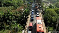 Pada H-7 jumlah kendaraan yang melintas sekitar 35.092 unit, H-6 sekitar 57.800 unit, H-5 sekitar 70.915 unit dan H-4 sekitar 80.849 unit.
