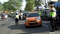 Dari imbauan petugas di lapangan, para pemudik diarahkan menuju Garut Kota via Kadungora-Leles. Pasalnya jalur Limbangan mengalami kepadatan arus lalu lintas.Meski pada pada H-3 volume kendaraan di jalur tersebut meningkat sekitar 102.250 unit kendaraan. Namun, jika dibandingkan dengan tahun 2017 lalu volume kendaraan menurun sekitar 17.67 persen.