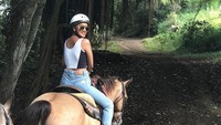Di sana, Kimmy Jayanti menyempatkan untuk menunggangi kuda. Foto: Instagram Kimmy Jayanti