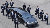 Pengawal yang berjalan di samping limusin Kim dan mereka yang berjalan di dekatnya adalah para anggota Kantor Pusat Partai #6, atau secara resmi, dikenal sebagai Kantor Pusat Ajudan. Untuk terpilih di satuan ini, mereka harus menunjukkan pencapaian tertentu atau bakat tinggi untuk keterampilan seperti keahlian menembak - menembakkan senapan - dan seni bela diri. (Foto: BBC World)