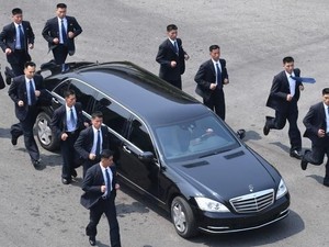 Siapa Para Pengawal yang Lari-lari di Sekeliling Limusin Kim Jong-un?