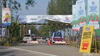 Imbasnya kendaraan yang berhenti di rest area yang berada di Tol Palikanci KM 207 A melebihi daya tampung. Polisi pun memberlakukan sistem buka tutup di rest area tersebut.