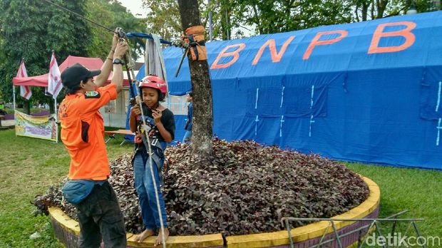 Asyiknya Bermain Flying Fox di Posko Mudik BPBD Ciamis