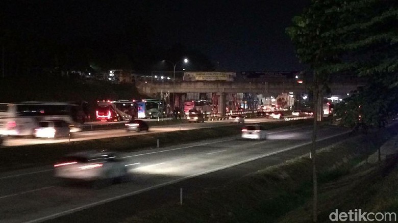 One Way Diberlakukan, Lalin di Tol Cipali Km 101 Lancar One Way Diberlakukan, Lalin di Tol Cipali Km 101 Lancar