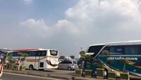 Kendaraan yang mengantre mulai dari mobil pribadi hingga bus (Foto: Muthia/CNNIndonesia)