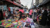 Warga Gaza terlihat memenuhi Pasar Al Zawiya di kota Gaza, Palestina untuk berbelanja kebutuhan lebaran. Anadolu Agency/Getty Images.