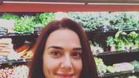 “Hidup jadi lebih menyenangkan dan sehat saat kamu menikmati hal sederhana seperti belanja makanan!,” kata Preity. Ia nampak selfie di depan jejeran rak sayuran di supermarket. Foto: Instagram realpz