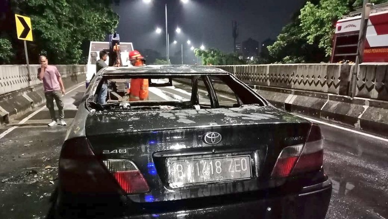 Mobil Sedan Terbakar di Jl Layang Antasari Jakarta Selatan