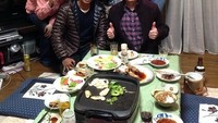 Begini gaya Yayan saat makan malam bersama sebuah keluarga di Jepang empat tahun lalau. Kira kira sedang apa ya ia di sana? Foto: Instagram yayanruhian