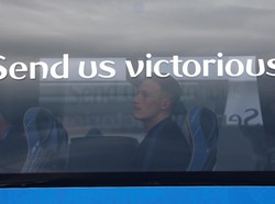 Tulisan Send Us Victorious yang berarti Bawa Kami ke Kemenangan juga terpampang di bus. Sebuah kalimat harapan sekaligus motivasi bagi para pemain Inggris. (Foto: Anton Vaganov/Reuters)