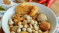 Khas Bandung, batagor kuah ini punya tekstur yang renyah dan empuk ketika disiram kuah hangat yang gurih. Foto: Instagram @jogjafoodhunter