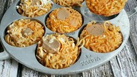 Si kecil pasti suka kalau diberi menu sahur ini. Omelet mienya dibuat dalam cetakan muffin. Kemudian diberi topping sosis dan parutan keju. Mantap! Foto: Instagram novita._.sari