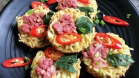 Kalau omelet mie buatan akun @dianayupuspitasari ini bentuknya berbeda dari omelet mie kebanyakan. Ia mencetaknya dengan cetakan muffin. Kemudian diberi irisan cabe dan topping kornet. Foto: Instagram