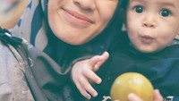 Kalau ini pose manis Alyssa saat difoto dengan sang putra, yang memegang buah jeruk. Foto: Instagram @ichasoebandono