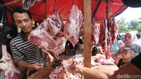 Para pedagang daging dadakan ini pun semakin tahun semakin bertambah karena keuntungan yang mereka dapatkan dari berjualan daging jelang ramadan ini lebih menguntungkan dibanding hari-hari biasa mereka berjualan di pasar. Bayangkan saja harga daging sapi jelang lebaran ini dapat tembus hingga Rp 150 Ribu per kilogram.