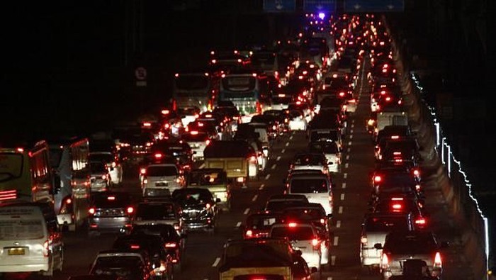 Memasuki H-2 lebaran, pemudik dari arah Jakarta memadati ruas Tol Jakarta-Cikampek. Kepadatan tersebut sudah terjadi sejak Selasa Malam (12/6/2018).