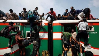 Mereka rela mengambil risiko besar demi mudik ke kampung halaman. (Foto: Reuters)