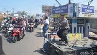 Aksi polisi berpangkat AKP itu menyita perhatian pemudik yang melintas. Tutu bergoyang sekitar setengah jam, menghabiskan lima lagu. Salah satu lagu pengiringnya yakni berjudul Lagi Syantik milik Siti Badriah.