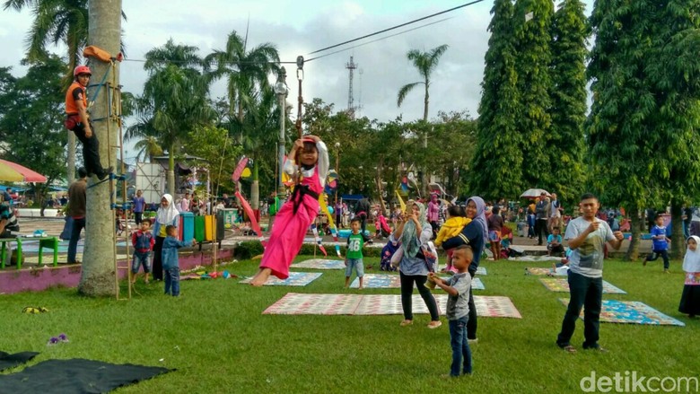 Asyiknya Bermain Flying Fox di Posko Mudik BPBD Ciamis Asyiknya Bermain Flying Fox di Posko Mudik BPBD Ciamis