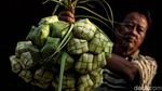 Penjual Ketupat Lebaran Ramai Diserbu Pembeli