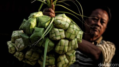 Penjual Ketupat Lebaran Ramai Diserbu Pembeli