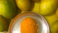 Preity ternyata juga doyan mangga. Wanita dengan lesung pipit ini menulis tagar #yummy dan #lovingit untuk unggahan foto mangganya.Foto: Instagram realpz