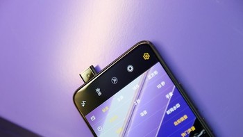 Vivo Nex memiliki kamera depan unik karena dapat dikeluarkan dan disembunyikan layaknya periskop di kapal selam. Selain itu, pemindai sidik jarinya tertanam di layar. Foto: Sina Mobile