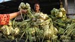 Penjual Ketupat Lebaran Ramai Diserbu Pembeli