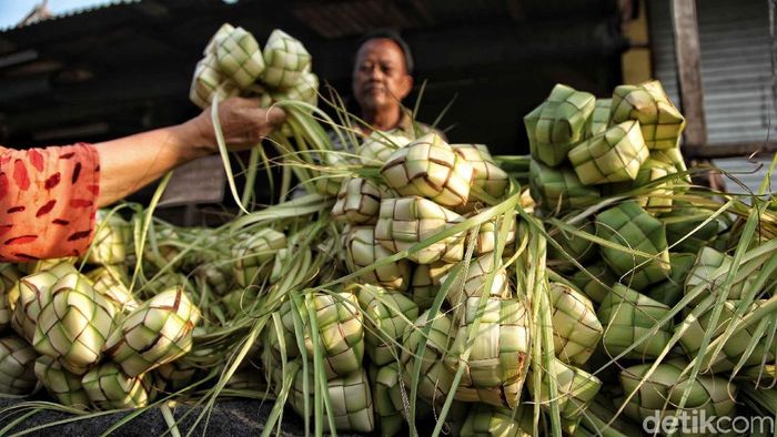 Penjual Ketupat/Foto: Pradita Utama Penjual Ketupat/Foto: Pradita Utama