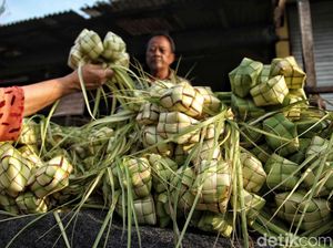 Jelang Lebaran, Pedagang Sayur Kini Jualan Kulit Ketupat