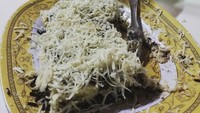 Ini dia sajian pilihan Yayan saat berkunjung ke Cirebon. STMJ &  Piscok ala Kota Udang,  tulisnya. Foto: Instagram yayanruhian