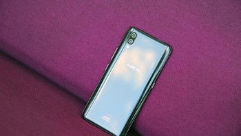 Soal harga, Vivo NEX dijual seharga 4.498 yuan atau sekitar Rp 9,7 juta. Varian tertinggi NEX S dibanderol 4.998 yuan atau sekitar Rp 10,8 juta. Sedangkan versi termurah, NEX S, dijual 3.898 yuan atau sekitar Rp 8,5 juta. Ketiganya mulai bisa dipesan di China. Foto: Sina Mobile