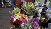 Biasanya warga membeli bunga sebagai hiasan untuk mempercantik ruang tamu jelang Lebaran.