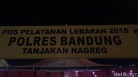 Kondisi saat ini memang terjadi kenaikan volume kendaraan yang sangat signifikan, hal ini teejadi tadi malam dini hari pada saat jam 02.00 WIB sampai jam 04.00 signifikan sekali peningkatannya. Normalnya 3.000 kendaraan per 2 jam, namun tadi pagi dini hari jam 04.00 WIB-06.00 WIB sekitar 16 ribu kendaraan yang keluar dari Nagreg ini, kata Kapolres Bandung AKBP Indra Hermawan.