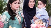 Ini gaya Alyssa dan sang putra ketika datang ke acara ulang tahun salah satu temannya. Ada kue ulang tahun besar berwarna merah muda, yang jadi pemanis foto ini. Foto: Instagram @ichasoebandono