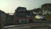 Kemacetan di Tol Jakarta-Cikampek ini banyak membuat pemudik hanya menghabiskan waktu mengantre di sepanjang tol tersebut. Salah satunya, Ariana, pemudik yang terjebak macet di Tol Jakarta-Cikampek meskipun contraflow sudah diberlakukan. Ariana Yunita/pembaca detikcom.