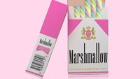 Bukan berisi rokok, kotak merah muda ini terdiri dari batangan marshmallow manis warna-warni. Tulisan kotak berbunyi ‘Marshmallows pilihan’. Mirip seperti produk rokok, ya? Foto: Instagram @alessiofdesign