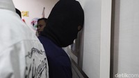 Sebelumnya, kedua pelaku yang telah ditangkap tersebut dijerat Pasal 170 Ayat 1 Juncto 406 Ayat 1 KUHP karena terang-terangan dengan tenaga bersama menggunakan kekerasan terhadap orang atau barang dan dengan sengaja melawan hukum dengan menghancurkan atau merusak barang orang lain sehingga tidak dapat dipakai.