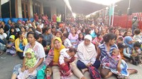 Mereka bahkan datang sejak subuh agar dapat lebih cepat mendapatkan salam tempel tersebut.
