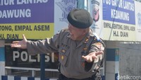 Tutu selalu tersenyum dalam aksinya itu. Sejumlah pemudik pun ikut tersenyum melihat aksi Tutu. Selama arua mudik lebaran tahun ini, Tutu mengaku sudah dua kali beraksi menghibur pemudik agar tidak mengantuk dan mengatur arus lalulintas.