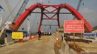 Jembatan Kalikuto di jalur tol fungsional Batang-Semarang dibuka satu lajur. Arus lalu lintas menjelang jembatan ini terlihat macet. Penyebab antrean itu karena kendaraan pemudik yang berasal dari lebih satu lajur tol fungsional harus bergantian melintasi jembatan yang baru dibuka satu lajur saja. Kendaraan pun harus memperlambat lajunya. (Foto: Roby Bernadi - detikcom)