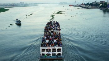 Selain memakai kereta api, warga di Dhaka juga memakai kapal feri yang sama padatnya untuk sampai ke kampung. (Foto: Reuters)