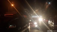 Habiburokhman menuturkan, saat akan mudik ke Lampung, ia berencana membawa pulang serta kendaraan pribadi melalui Pelabuhan Merak. Tepatnya, kata Habiburokhman, pada H-2 Lebaran. Mobil saya nyangkut dari habis sahur sampai jam 12.30 siang baru naik kapal gitu loh, itu lancar apanya. Itu namanya neraka mudiklah gitu, kata Habiburokhman. (Foto: Bahtiar rifai/detikcom)