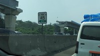 Contraflow di Tol Jakarta-Cikampek dikeluhkan sejumlah pemudik karena justru lebih macet. Jasa Marga memberi penjelasan hal tersebut lantaran banyak pengendara yang belum benar-benar tahu peruntukan contraflow. Terbukti beberapa orang ada yang ke toilet, namanya kebutuhan psikologis tak bisa ditahan dia berhenti di situ dan nyeberang ke rest area, ujar Irra. (Foto: Dok. pembaca detikcom Dewi Harsono)