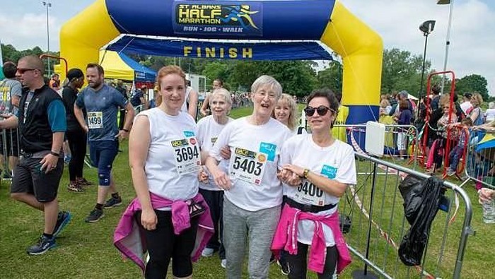 Sempat divonis tak akan bisa berjalan lagi karena stroke, nenek 72 tahun ini sukses menyelesaikan rute half marathon. Foto: Daily Mail/ElizabethBarber Sempat divonis tak akan bisa berjalan lagi karena stroke, nenek 72 tahun ini sukses menyelesaikan rute half marathon. Foto: Daily Mail/ElizabethBarber