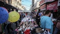 Tak hanya pakaian, sepatu baru pun menarik semangat warga Gaza untuk berbelanja. Banyak sepatu dipasarkan mulai dari untuk anak-anak hingga orang dewasa. Anadolu Agency/Getty Images.