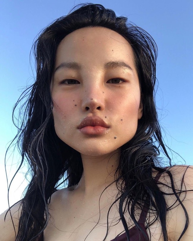 Tak seperti wanita berwajah oriental kebanyakan, Tsunaina dikaruniai bentuk wajah yang sangat tegas. Fitur wajah paling unik Tsunaina terletak pada bagian hidungnya yang terlihat datar dan lebar.  Foto: Dok. Instagram/Tsunaina