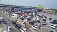 Kepadatan di Tol Jakarta-Cikampek mulai terlihat. Sejak Selasa malam (12/06/2018) peningkatan volume kendaraan menuju keluar Jakarta mulai memadati ruas Tol Jakarta-Cikampek. Marlinda/detikcom.